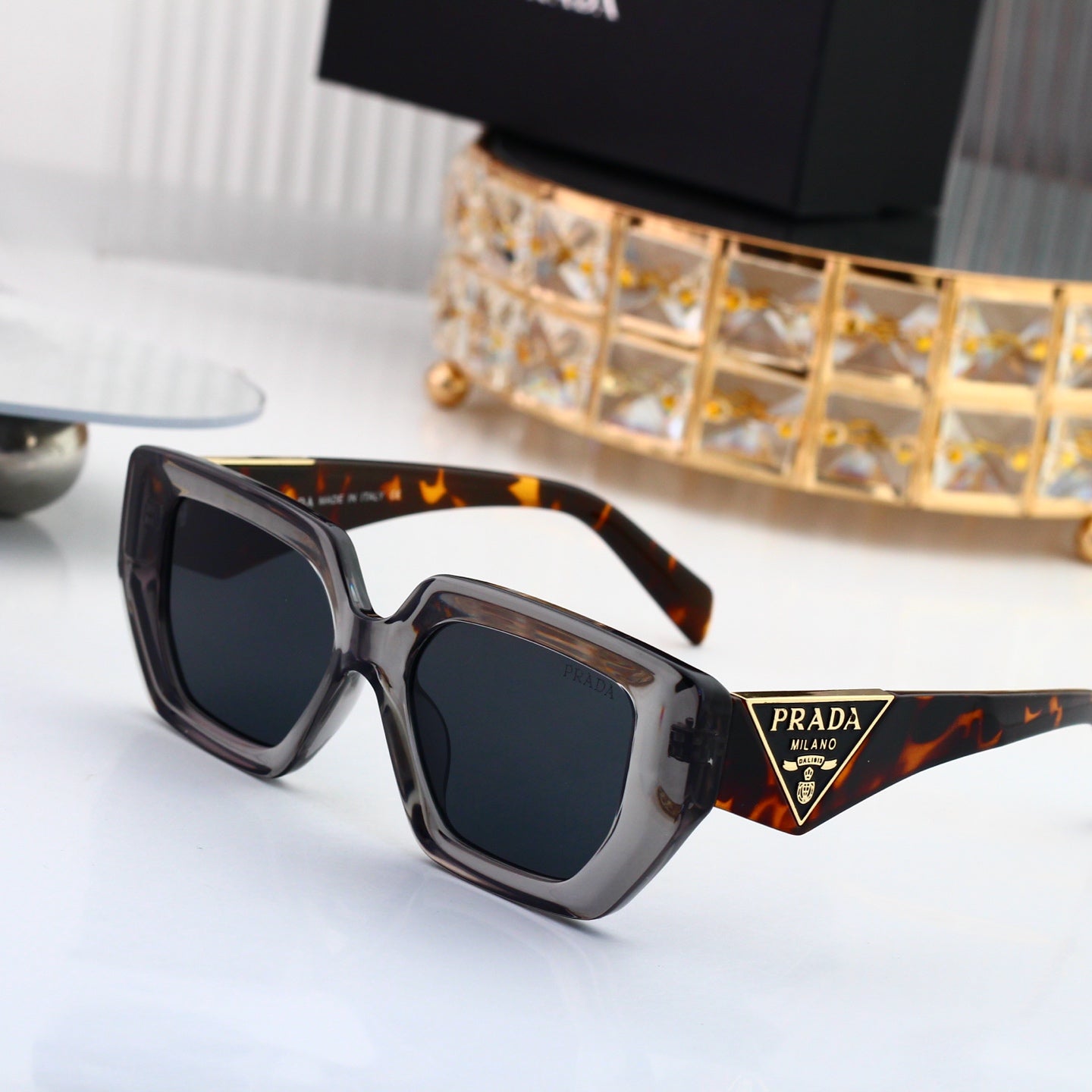 4 colors of fashionable and popular sunglasses 7103
