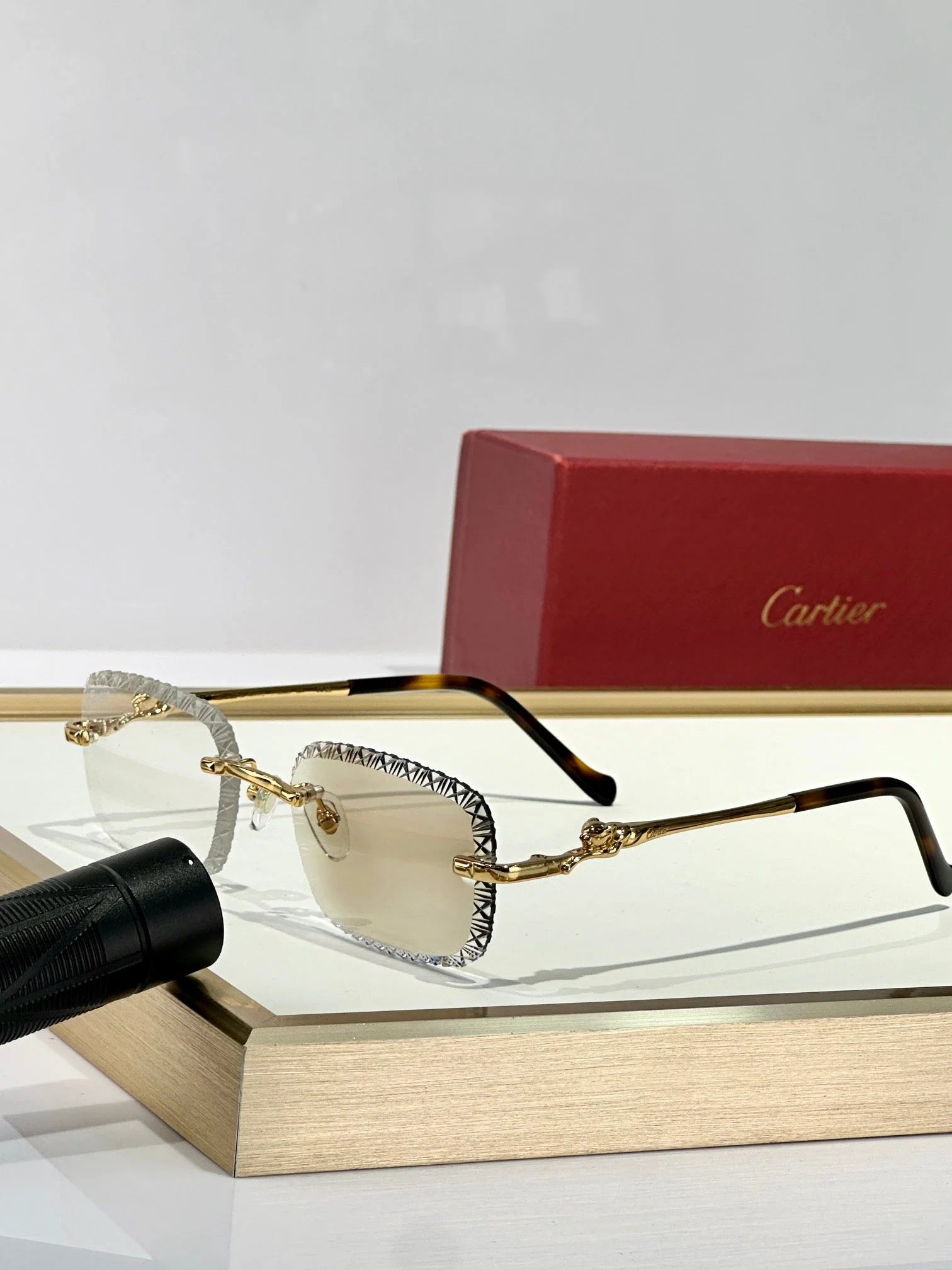 Diamond-cut glasses that change color when exposed to ultraviolet light
