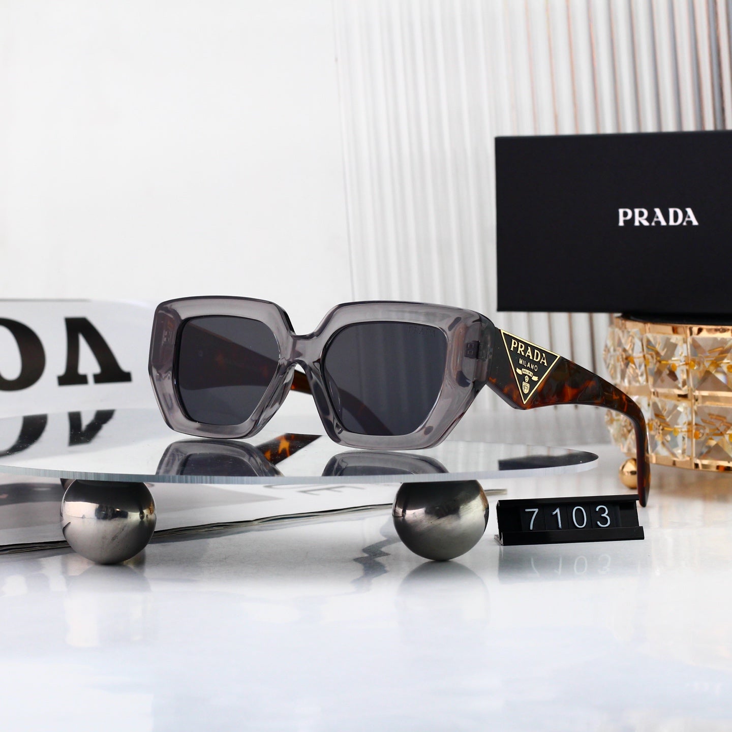 4 colors of fashionable and popular sunglasses 7103