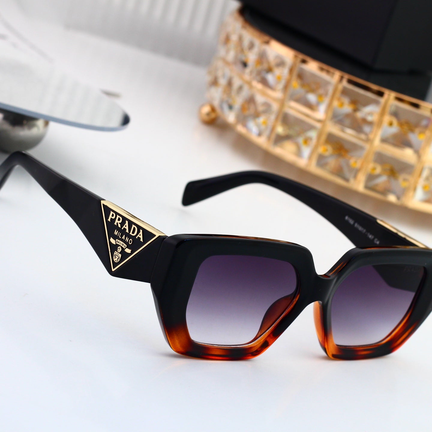 4 colors of fashionable and popular sunglasses 7103