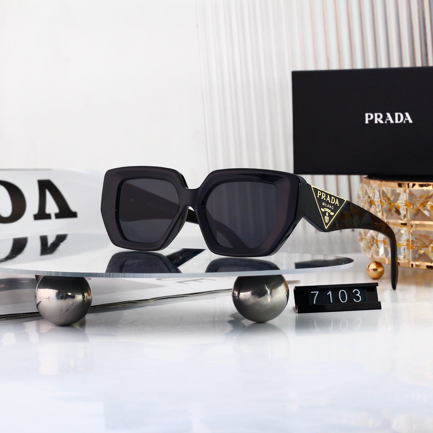 4 colors of fashionable and popular sunglasses 7103
