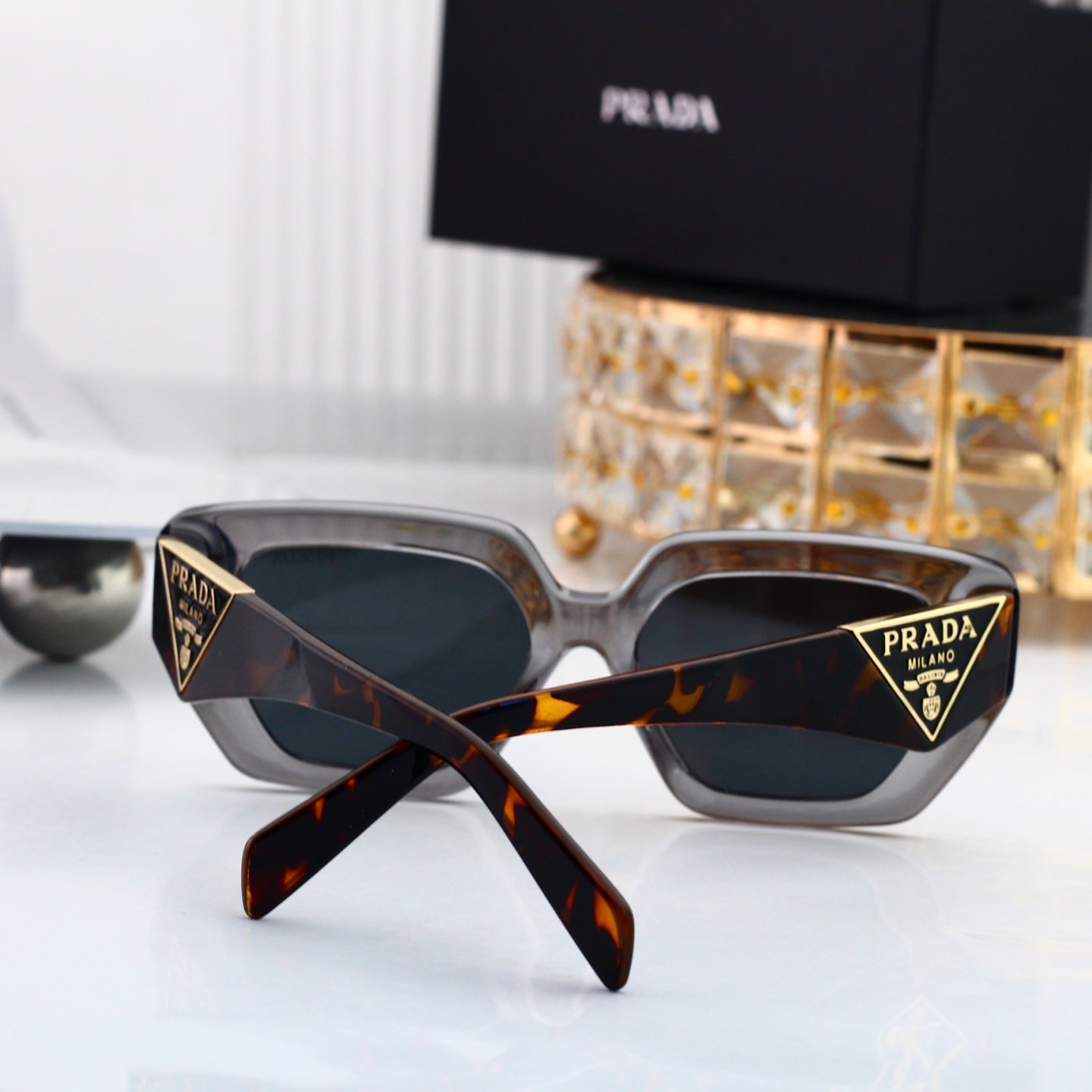 4 colors of fashionable and popular sunglasses 7103